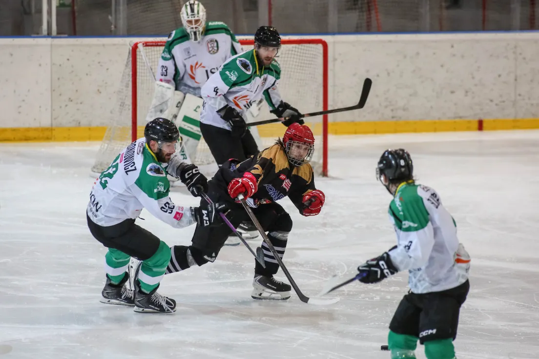 Teddy Bear Toss podczas meczu Comarch Cracovii