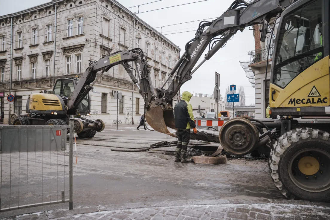 Prace remontowe na zamkniętej ulicy Starowiślnej w Krakowie, wstrzymany ruch tramwajowy i ograniczony ruch samochodowy.