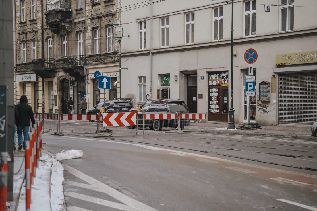 Prace remontowe na zamkniętej ulicy Starowiślnej w Krakowie, wstrzymany ruch tramwajowy i ograniczony ruch samochodowy.