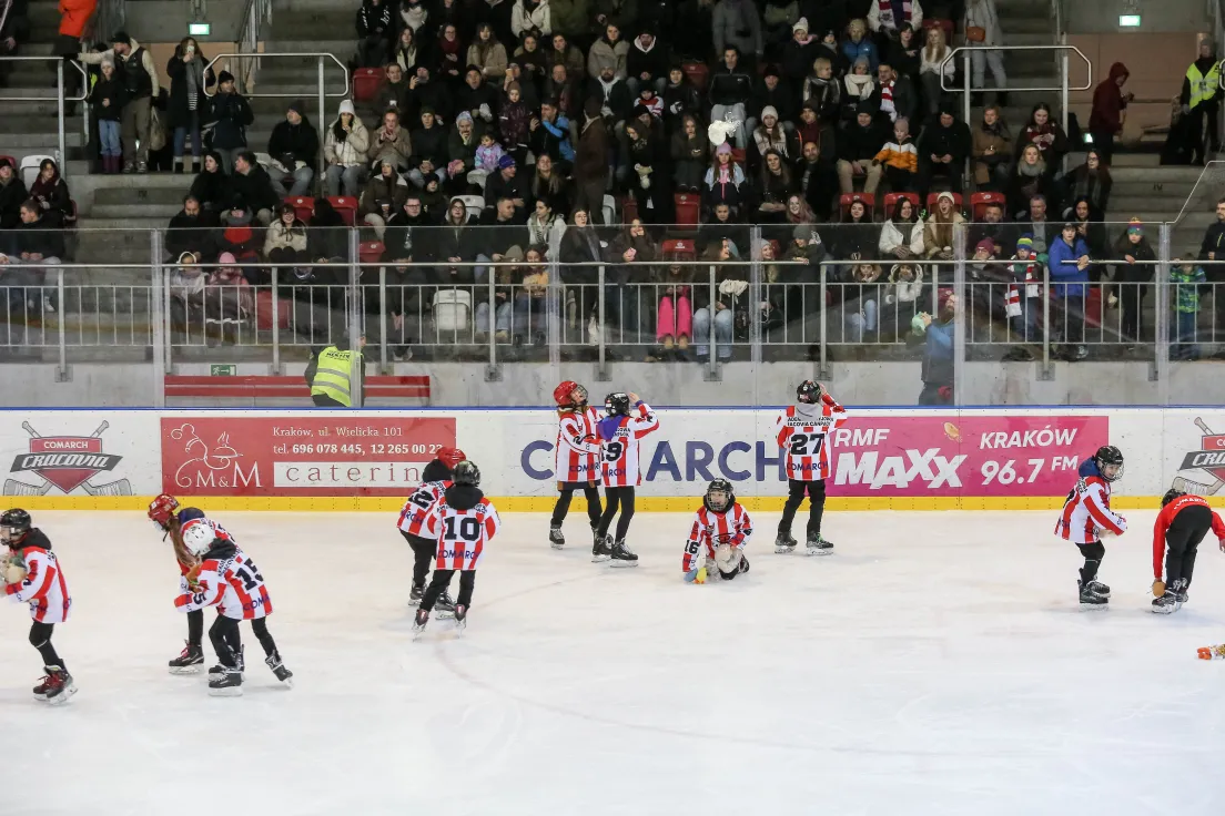 Teddy Bear Toss podczas meczu Comarch Cracovii