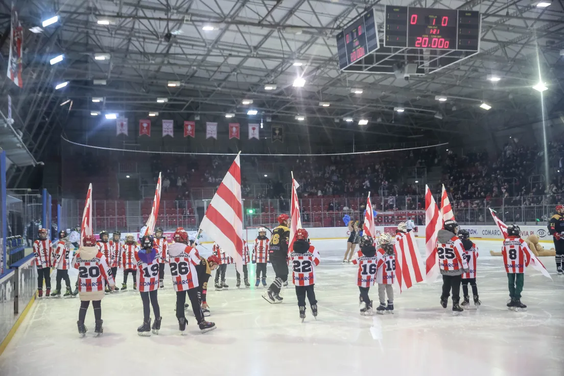 Teddy Bear Toss podczas meczu Comarch Cracovii