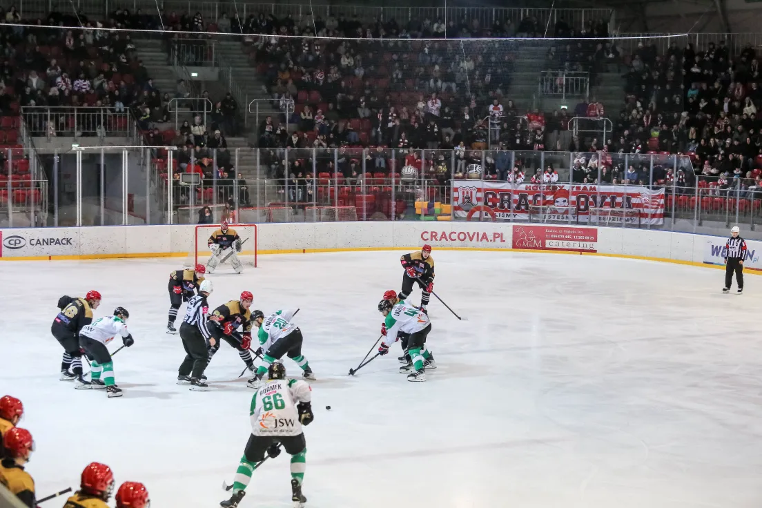 Teddy Bear Toss podczas meczu Comarch Cracovii