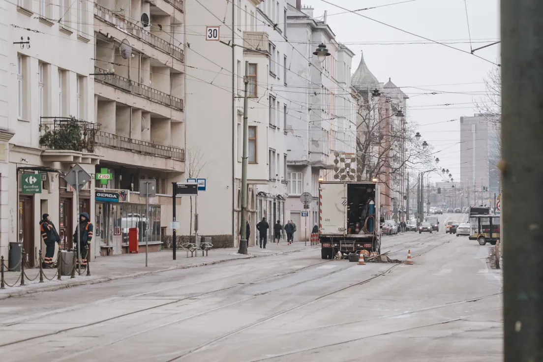Prace remontowe na zamkniętej ulicy Starowiślnej w Krakowie, wstrzymany ruch tramwajowy i ograniczony ruch samochodowy.