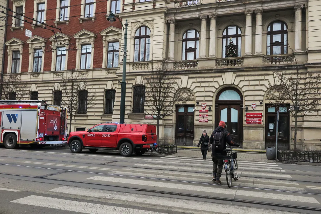 Służby przed urzędem wojewódzkim w Krakowie