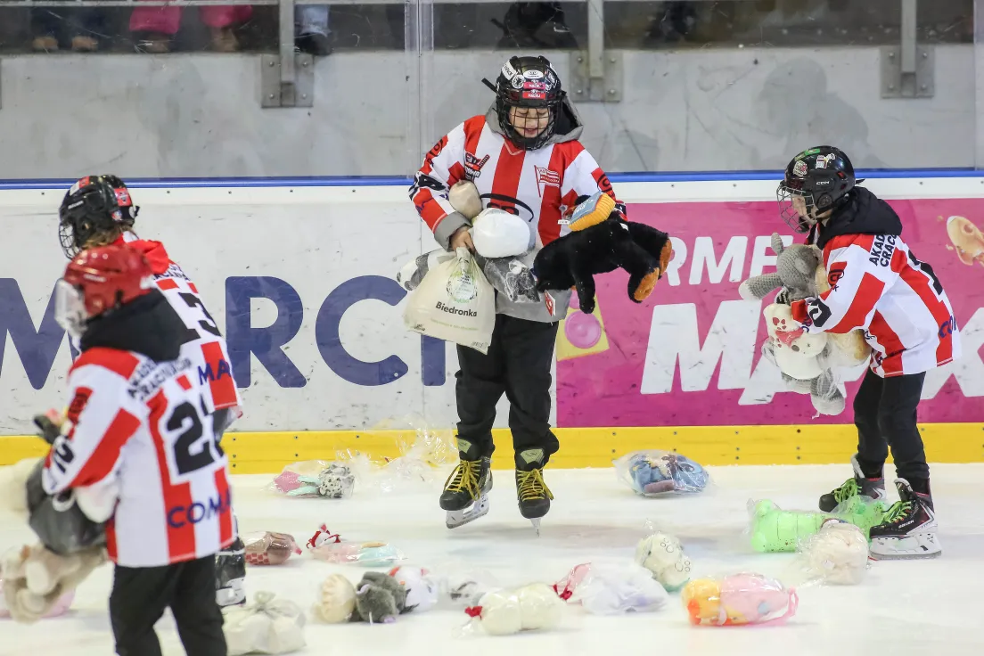 Teddy Bear Toss podczas meczu Comarch Cracovii