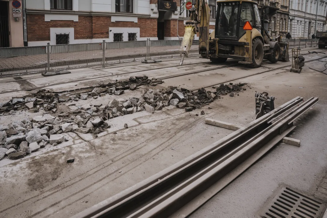 Prace remontowe na zamkniętej ulicy Starowiślnej w Krakowie, wstrzymany ruch tramwajowy i ograniczony ruch samochodowy.