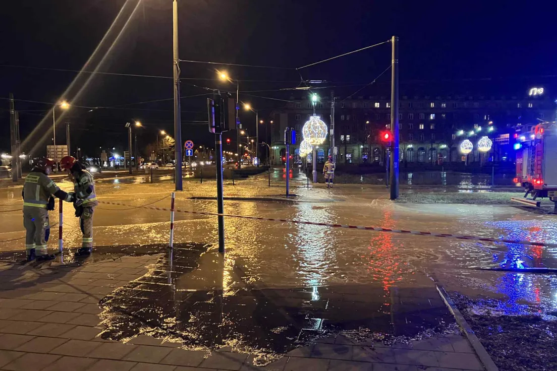 Na Placu Centralnym pękła rura wodociągowa