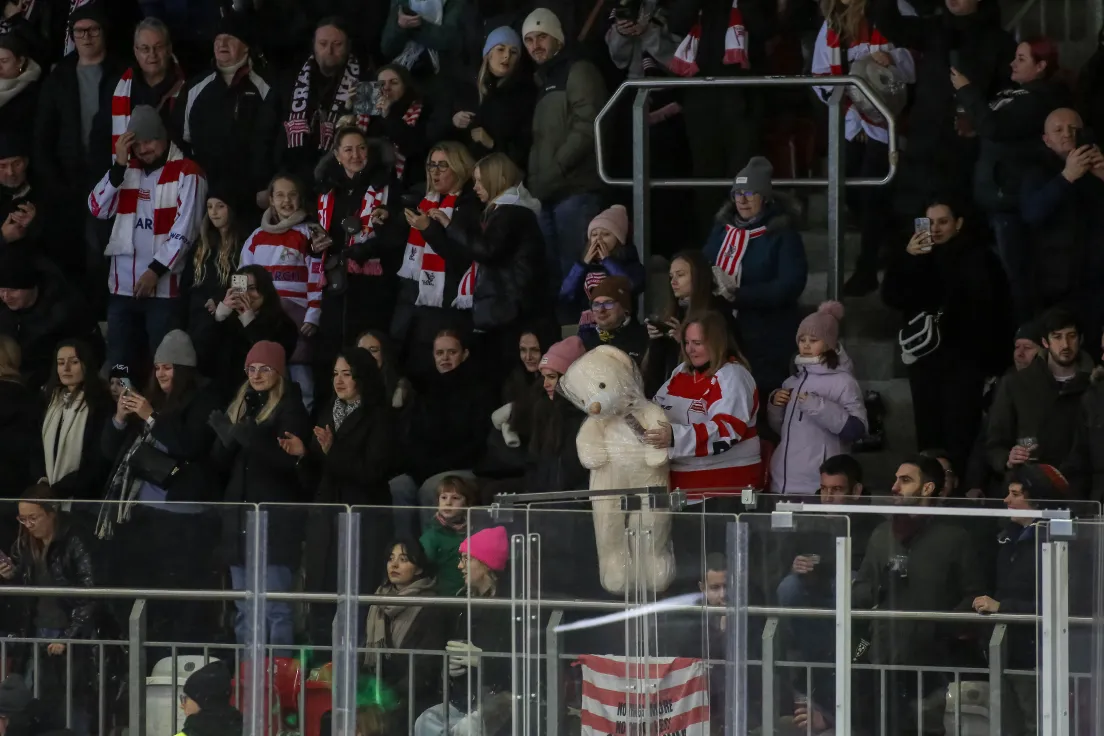 Teddy Bear Toss podczas meczu Comarch Cracovii