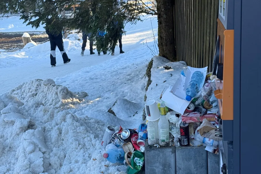 Śmieci zostawione przez turystów