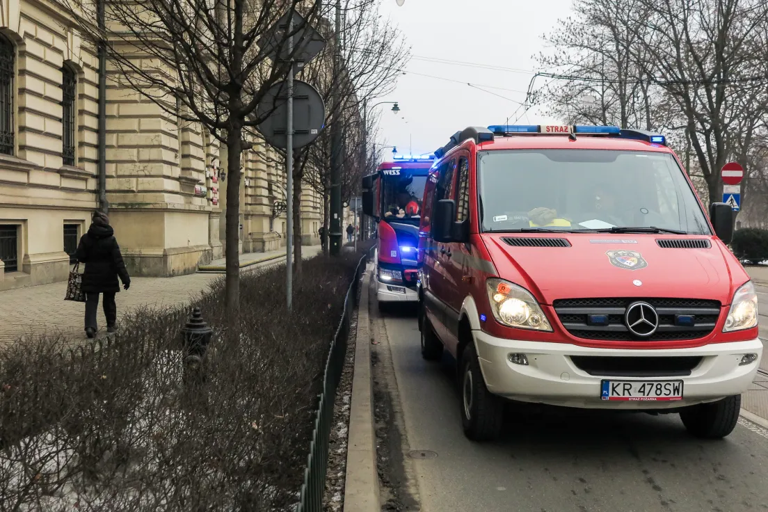 Służby przed urzędem wojewódzkim w Krakowie