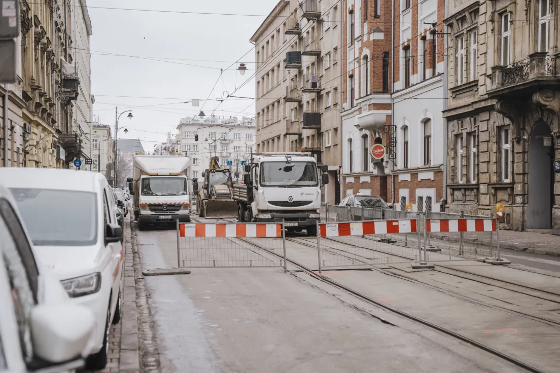 Prace remontowe na zamkniętej ulicy Starowiślnej w Krakowie, wstrzymany ruch tramwajowy i ograniczony ruch samochodowy.