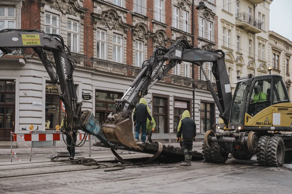 Prace remontowe na zamkniętej ulicy Starowiślnej w Krakowie, wstrzymany ruch tramwajowy i ograniczony ruch samochodowy.
