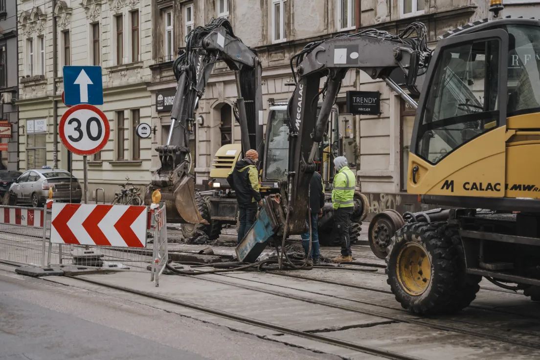 Prace remontowe na zamkniętej ulicy Starowiślnej w Krakowie, wstrzymany ruch tramwajowy i ograniczony ruch samochodowy.