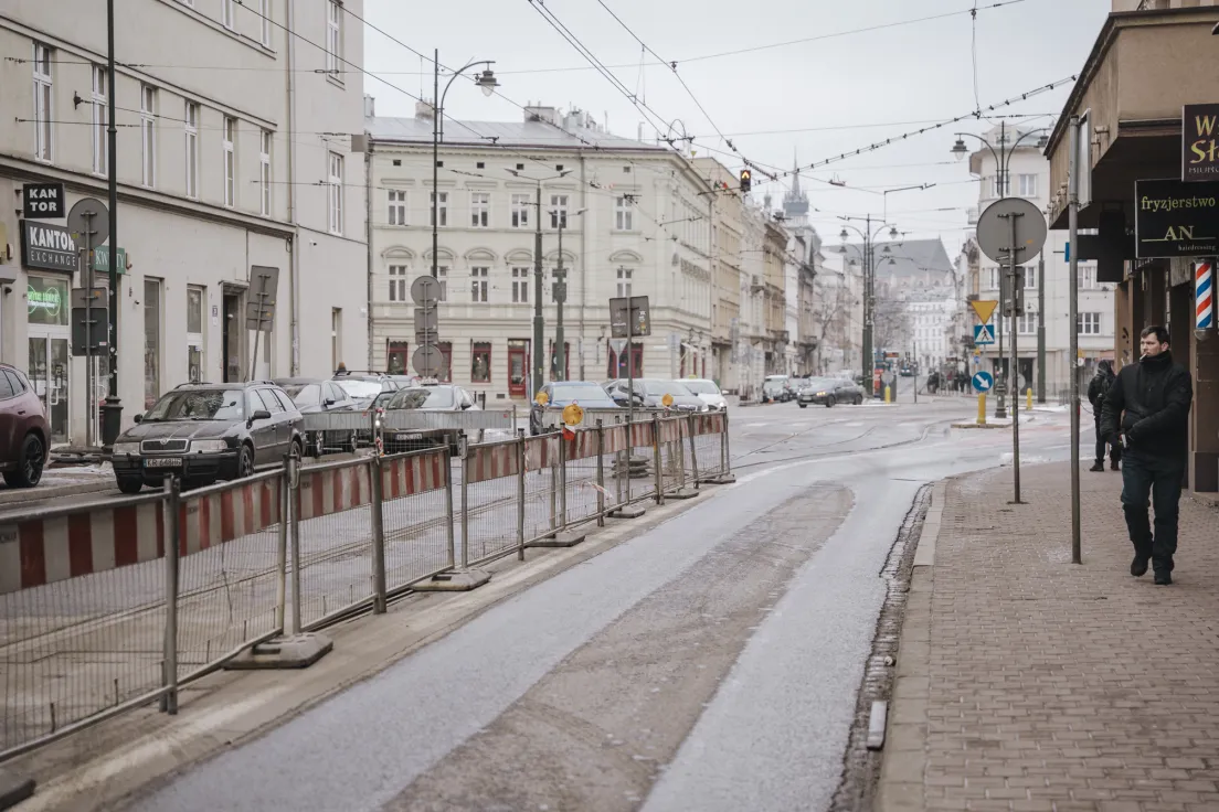 Prace remontowe na zamkniętej ulicy Starowiślnej w Krakowie, wstrzymany ruch tramwajowy i ograniczony ruch samochodowy.