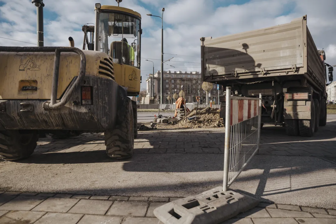 Usuwanie skutków awarii sieci wodociągowej na Placu Centralnym.