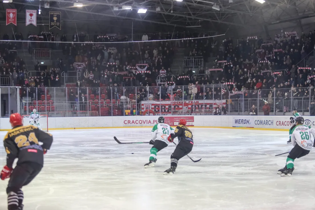 Teddy Bear Toss podczas meczu Comarch Cracovii