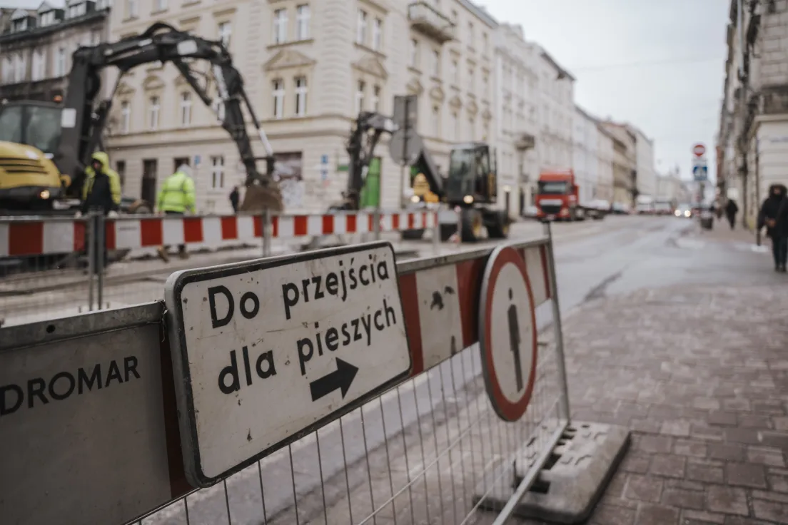Prace remontowe na zamkniętej ulicy Starowiślnej w Krakowie, wstrzymany ruch tramwajowy i ograniczony ruch samochodowy.