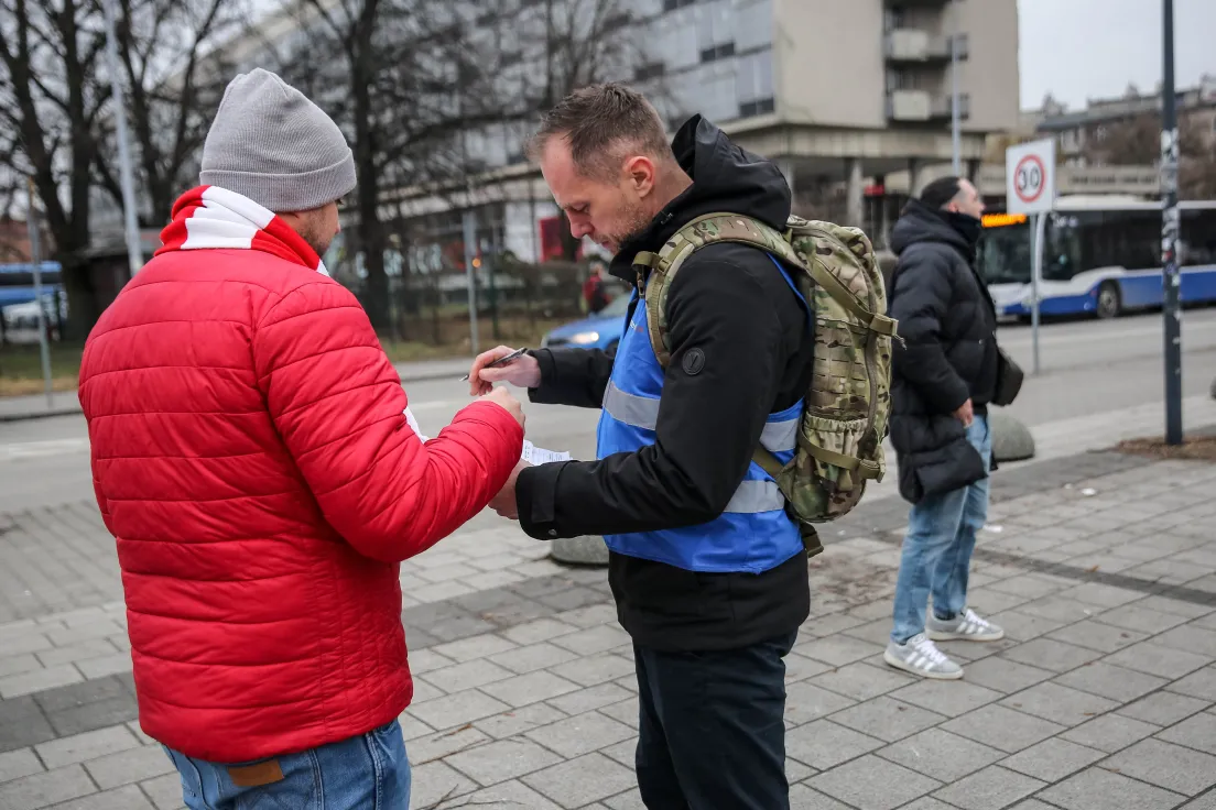Zbiórka podpisów pod referendum pod stadionem Cracovii