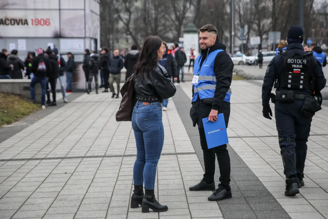 Zbiórka podpisów pod referendum pod stadionem Cracovii
