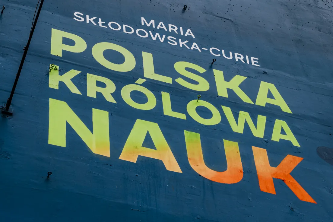 Fluorescencyjny mural przy ul. Grzegórzeckiej.
