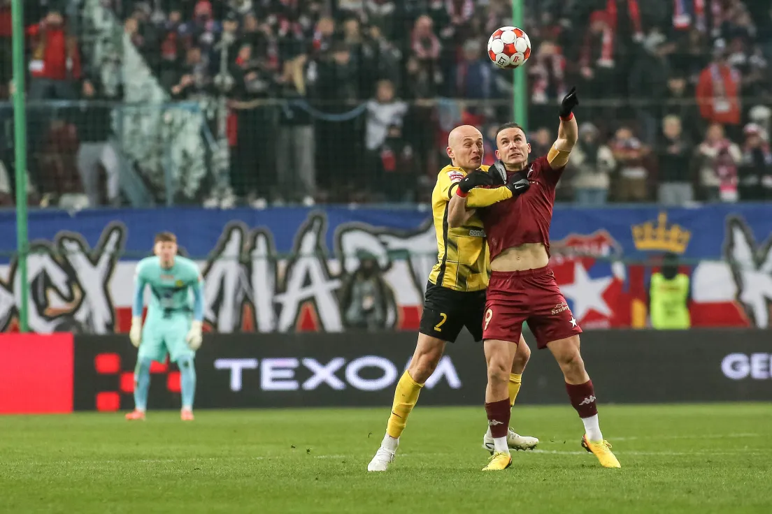 Michał Pazdan walczy z Angelem Rodado