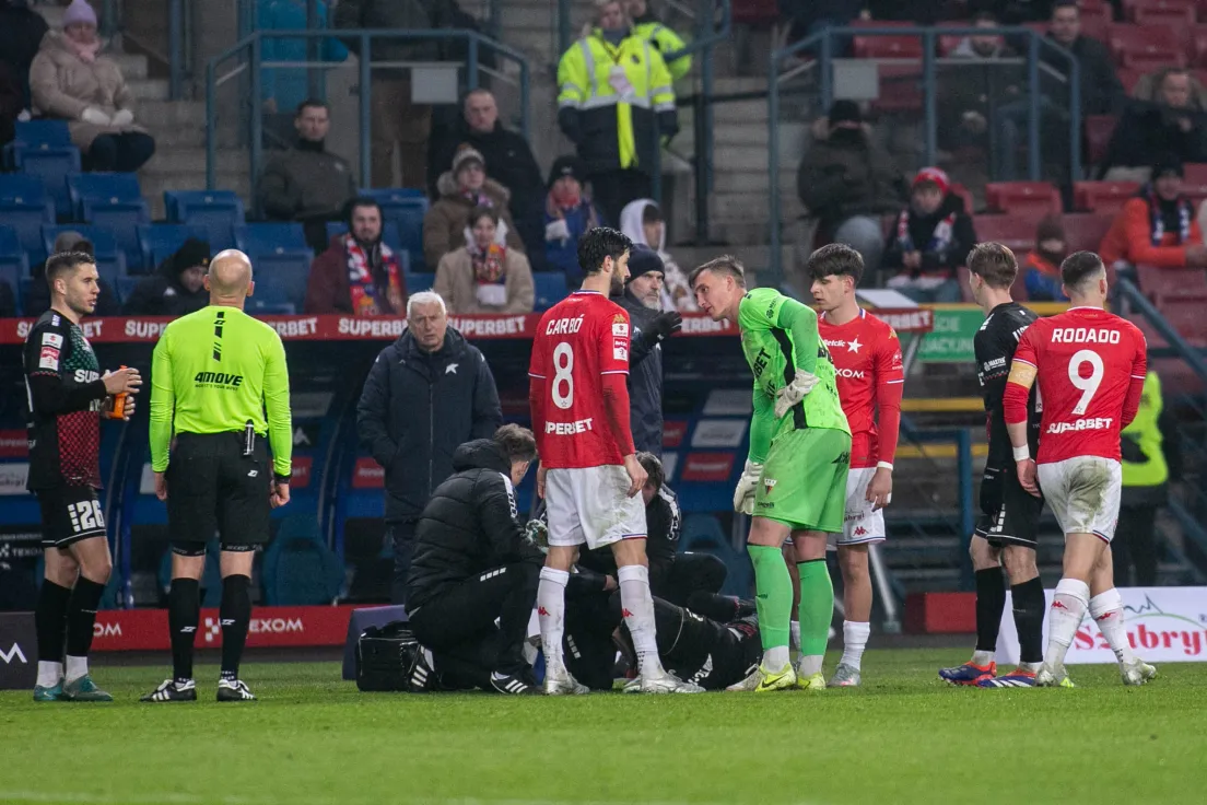 Mecz Wisła Kraków - GKS Tychy. Rywal opatrywany po faulu Szymona Kawały