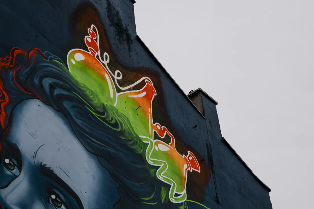 Fluorescencyjny mural przy ul. Grzegórzeckiej.