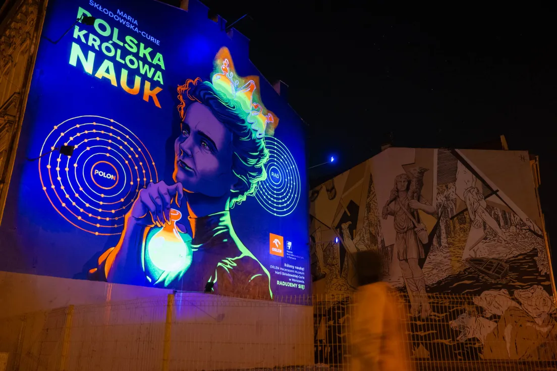 Mural fluorescencyjny na ul. Grzegórzeckiej z podobizną Marii Skłodowskiej-Curie
