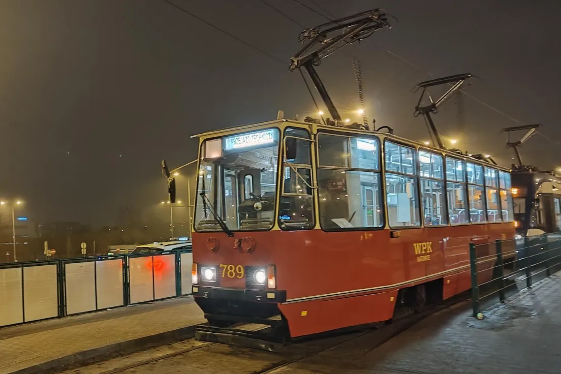 Nocny przejazd tramwaju MPK