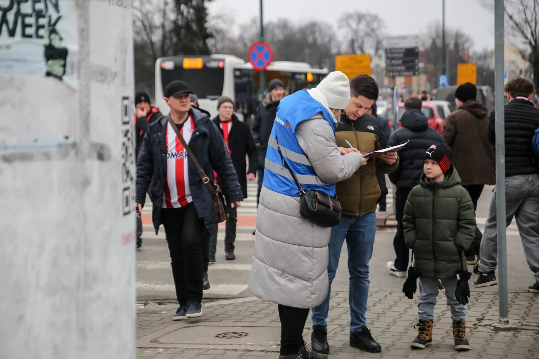 Zbiórka podpisów pod referendum pod stadionem Cracovii