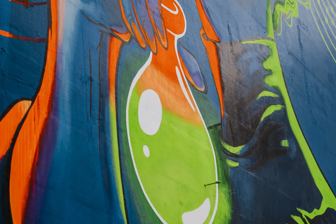 Fluorescencyjny mural przy ul. Grzegórzeckiej.