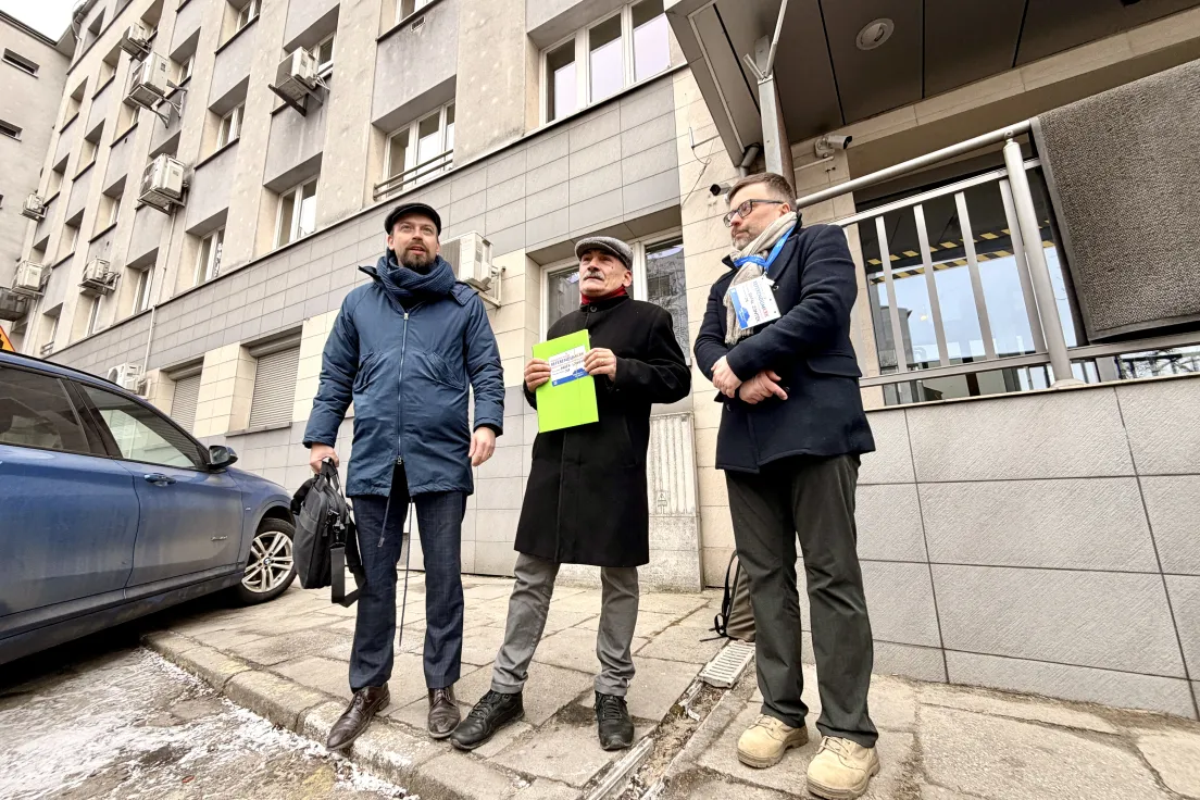 Konferencja komitetu referendalnego przed prokuraturą w Krakowie