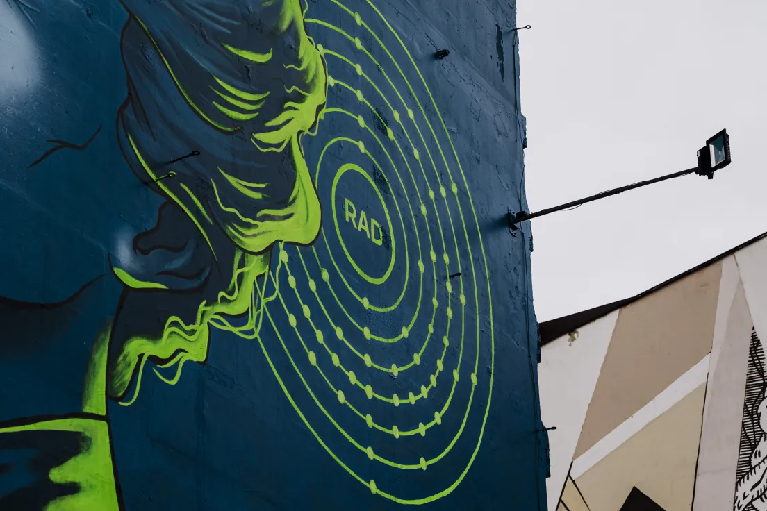 Fluorescencyjny mural przy ul. Grzegórzeckiej.