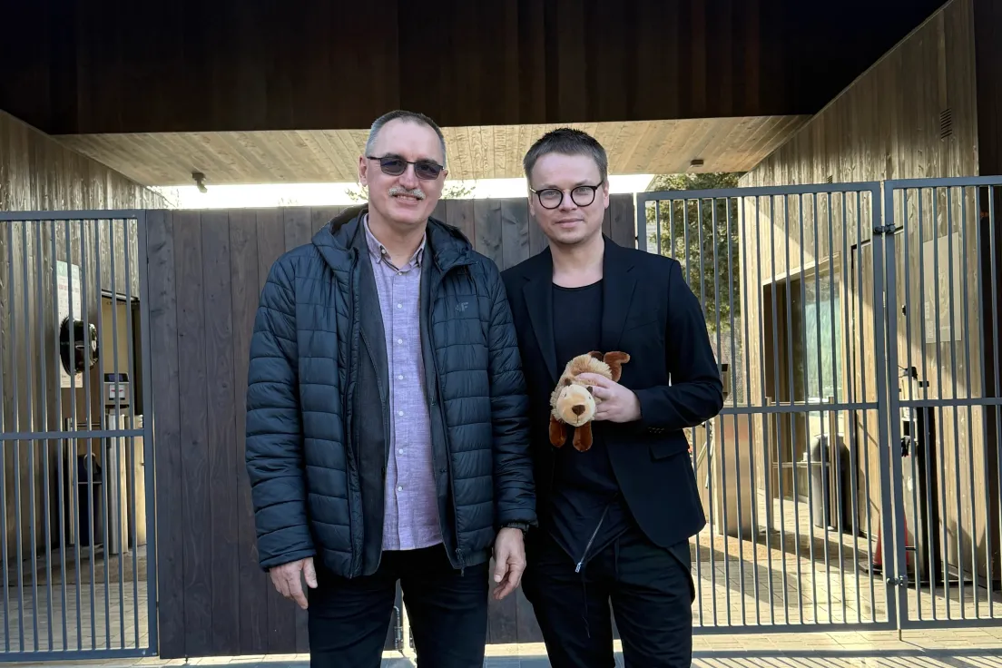 Jarosław Królewski (z prawej) przed krakowskim zoo
