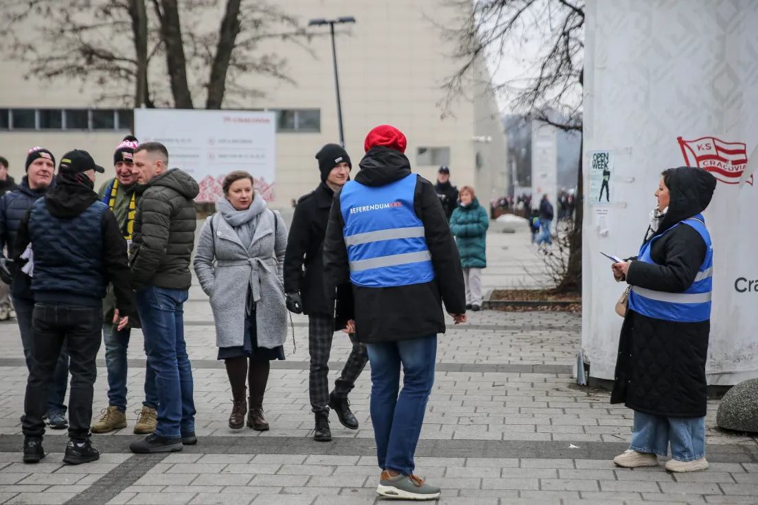 Zbiórka podpisów pod referendum pod stadionem Cracovii