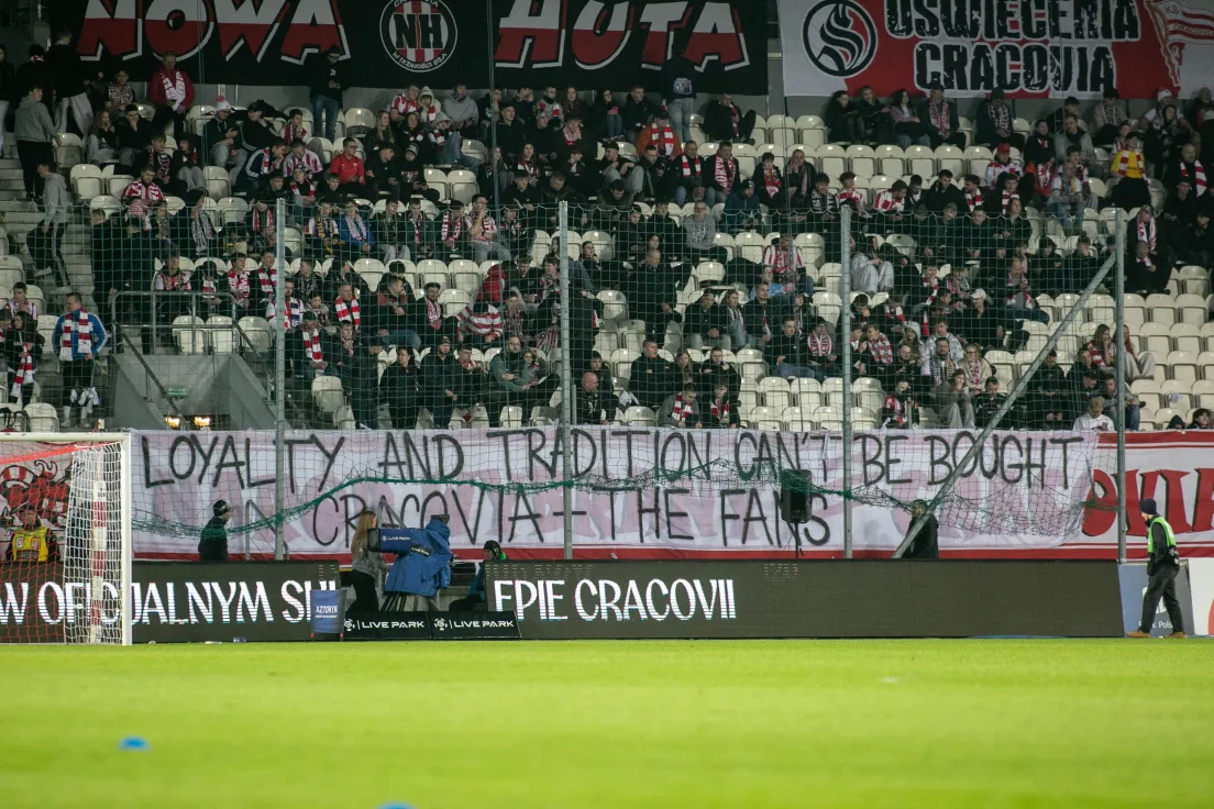Transparent w j. angielskim wywieszony przez kibiców Cracovii