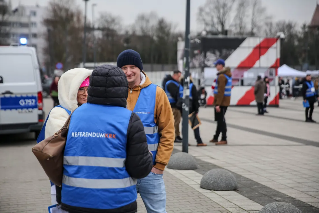 Zbiórka podpisów pod referendum pod stadionem Cracovii