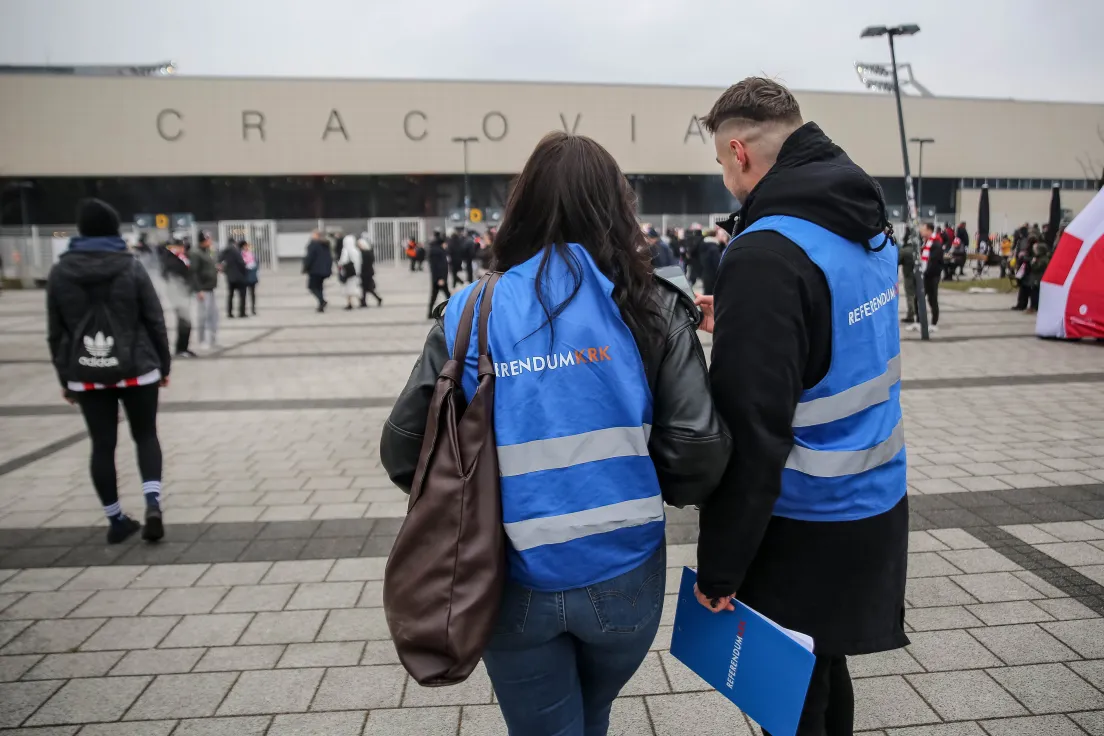 Zbiórka podpisów pod referendum pod stadionem Cracovii