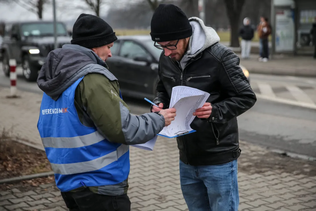 Zbiórka podpisów pod referendum pod stadionem Cracovii