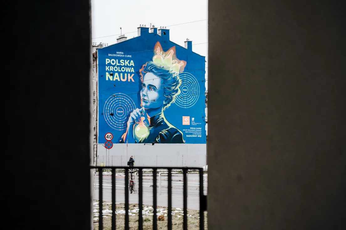 Fluorescencyjny mural przy ul. Grzegórzeckiej.