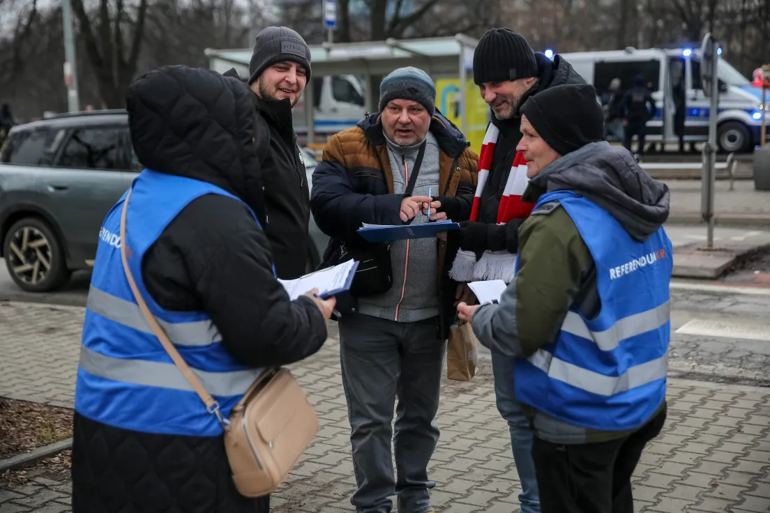 Zbiórka podpisów pod referendum pod stadionem Cracovii