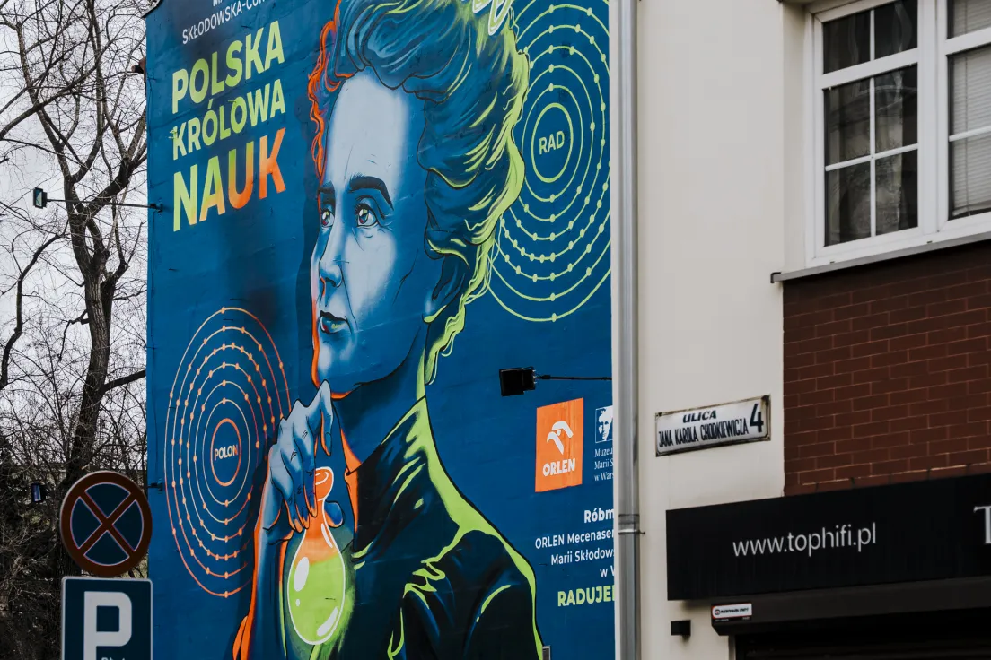 Fluorescencyjny  mural przy ul. Grzegórzeckiej.