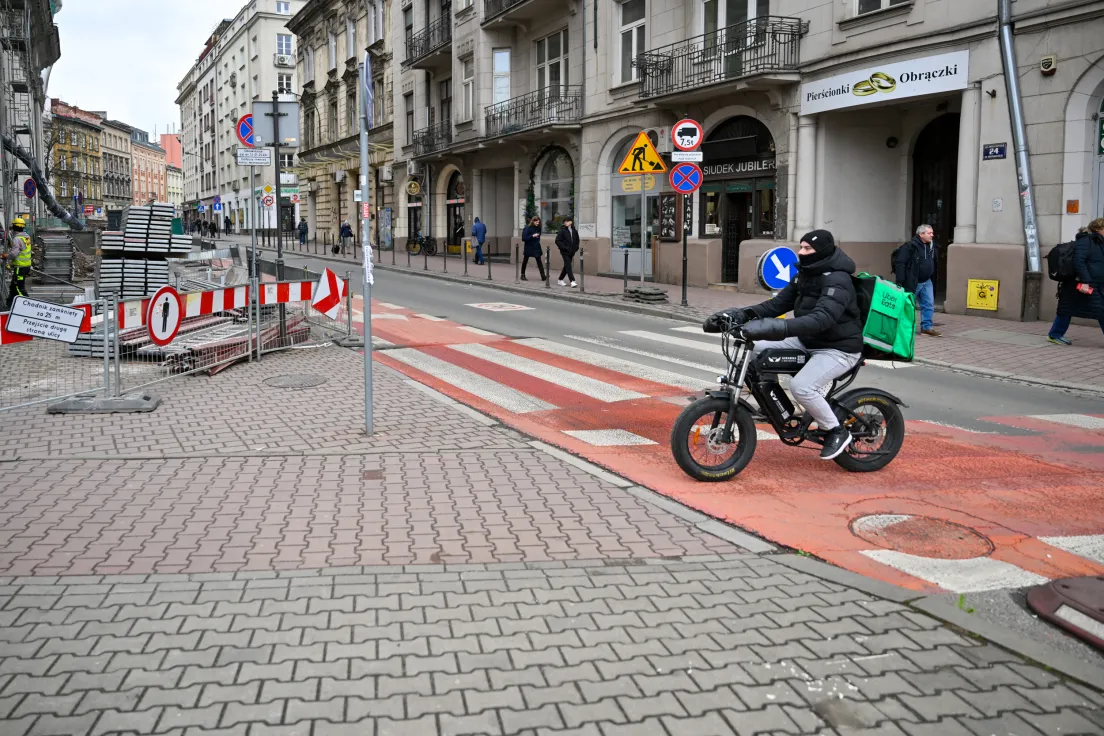 Przejścia i układ drogowy dookoła dawnego gmachu banku PKO na Wielopolu