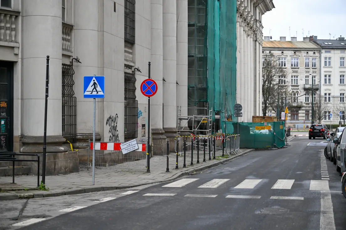 Przejścia i układ drogowy dookoła dawnego gmachu banku PKO na Wielopolu