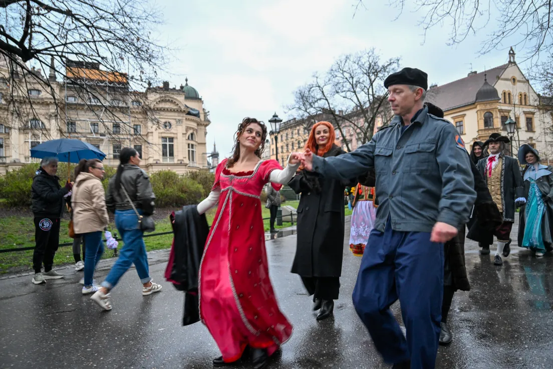 Akcja performatywna teatru KTO z okazji 100 urodzin Andrzeja Wajdy