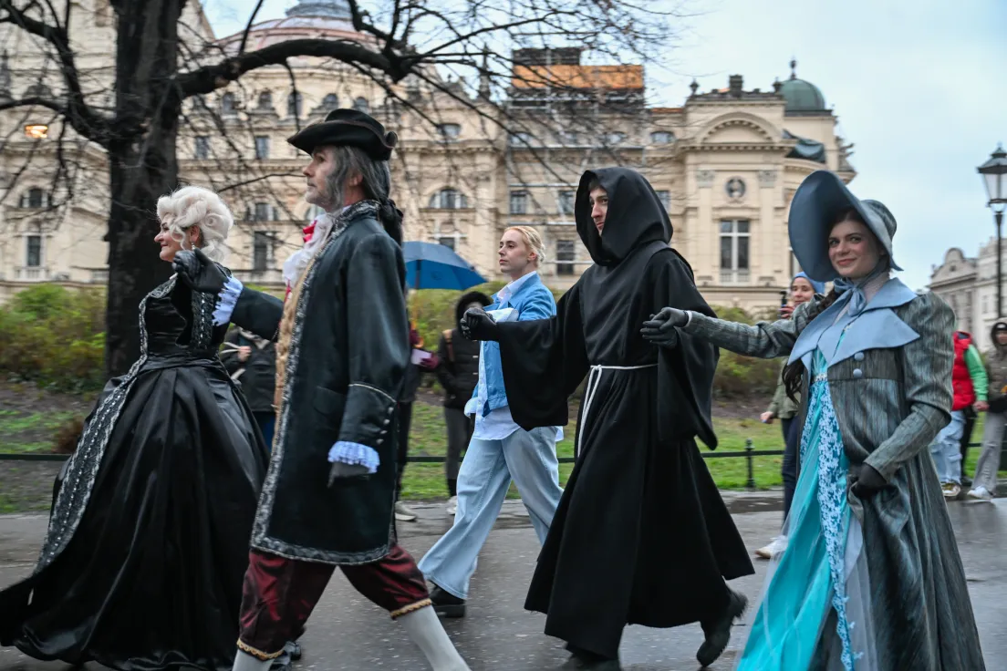 Akcja performatywna teatru KTO z okazji 100 urodzin Andrzeja Wajdy