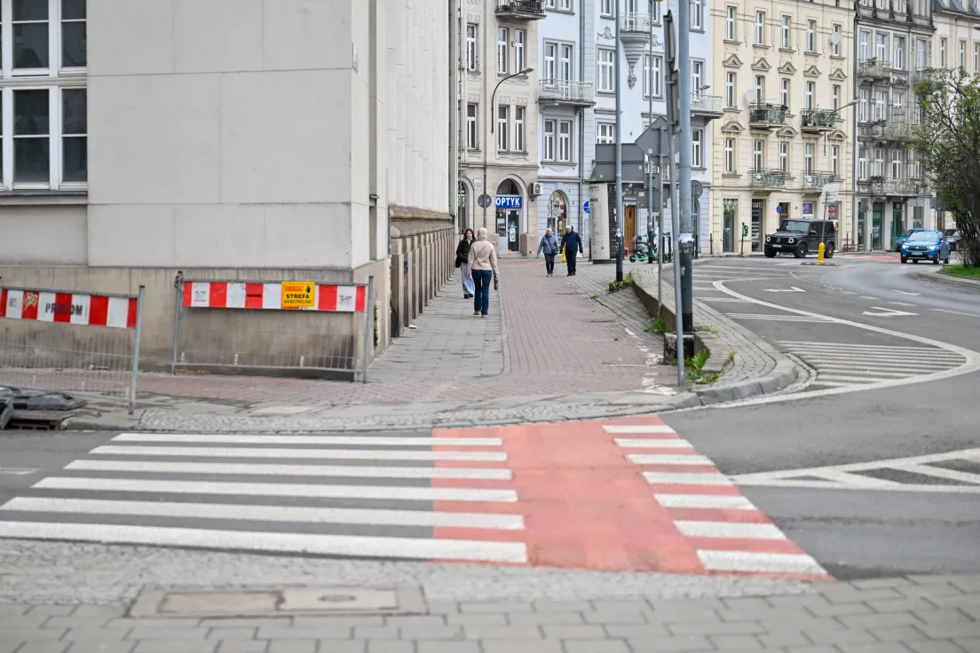 Przejścia i układ drogowy dookoła dawnego gmachu banku PKO na Wielopolu