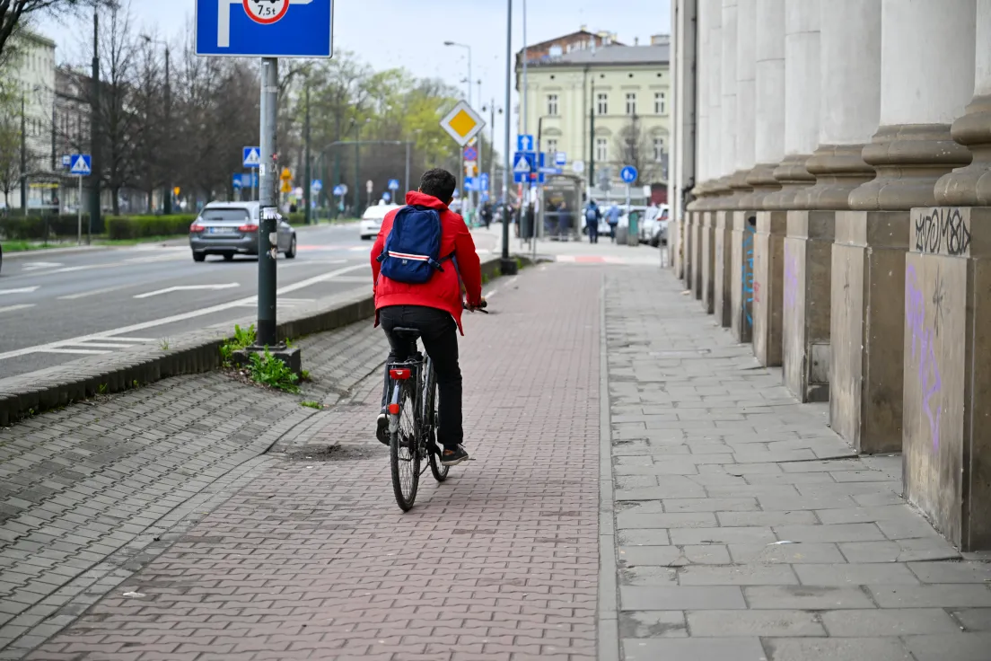 Przejścia i układ drogowy dookoła dawnego gmachu banku PKO na Wielopolu