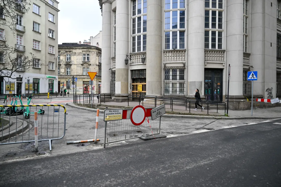 Przejścia i układ drogowy dookoła dawnego gmachu banku PKO na Wielopolu