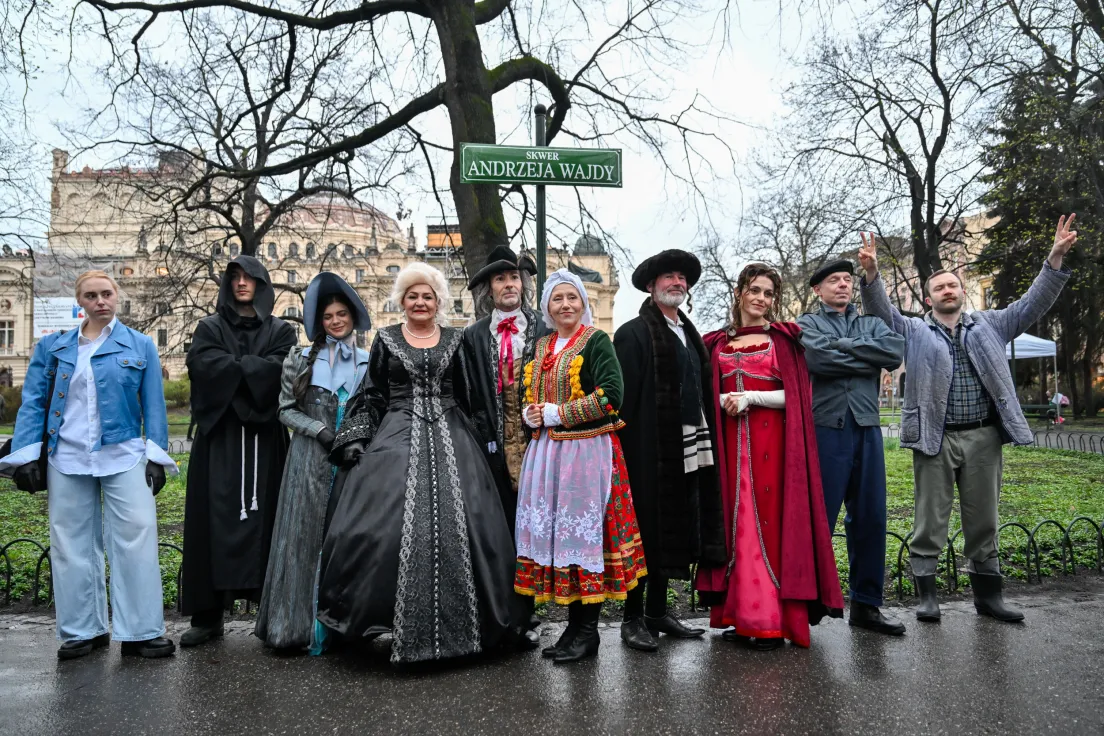Akcja performatywna teatru KTO z okazji 100 urodzin Andrzeja Wajdy